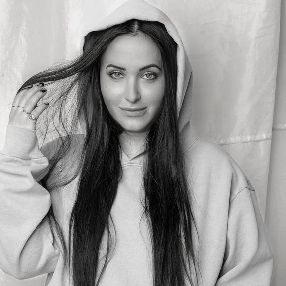 Meet your Posher, Brittni - Picture 1 of 1